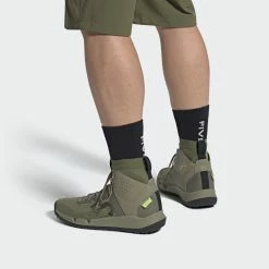 FIVETEN 5.10 TRAILCROSS MID PRO Orbgrn/Cblack/Pullim -Fiveten Verkäufe gy5121 11 footwear on model front view grey