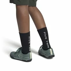 FIVETEN Freerider Pro Canvas Mountainbiking-Schuh Hazy Emerald -Fiveten Verkäufe gz4653 11 footwear on model front view white