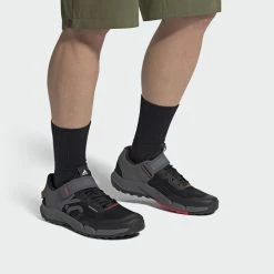 FIVETEN 5.10 TRAILCROSS CLIP-IN Core Black -Fiveten Verkäufe gz9848 11 footwear on model front view grey